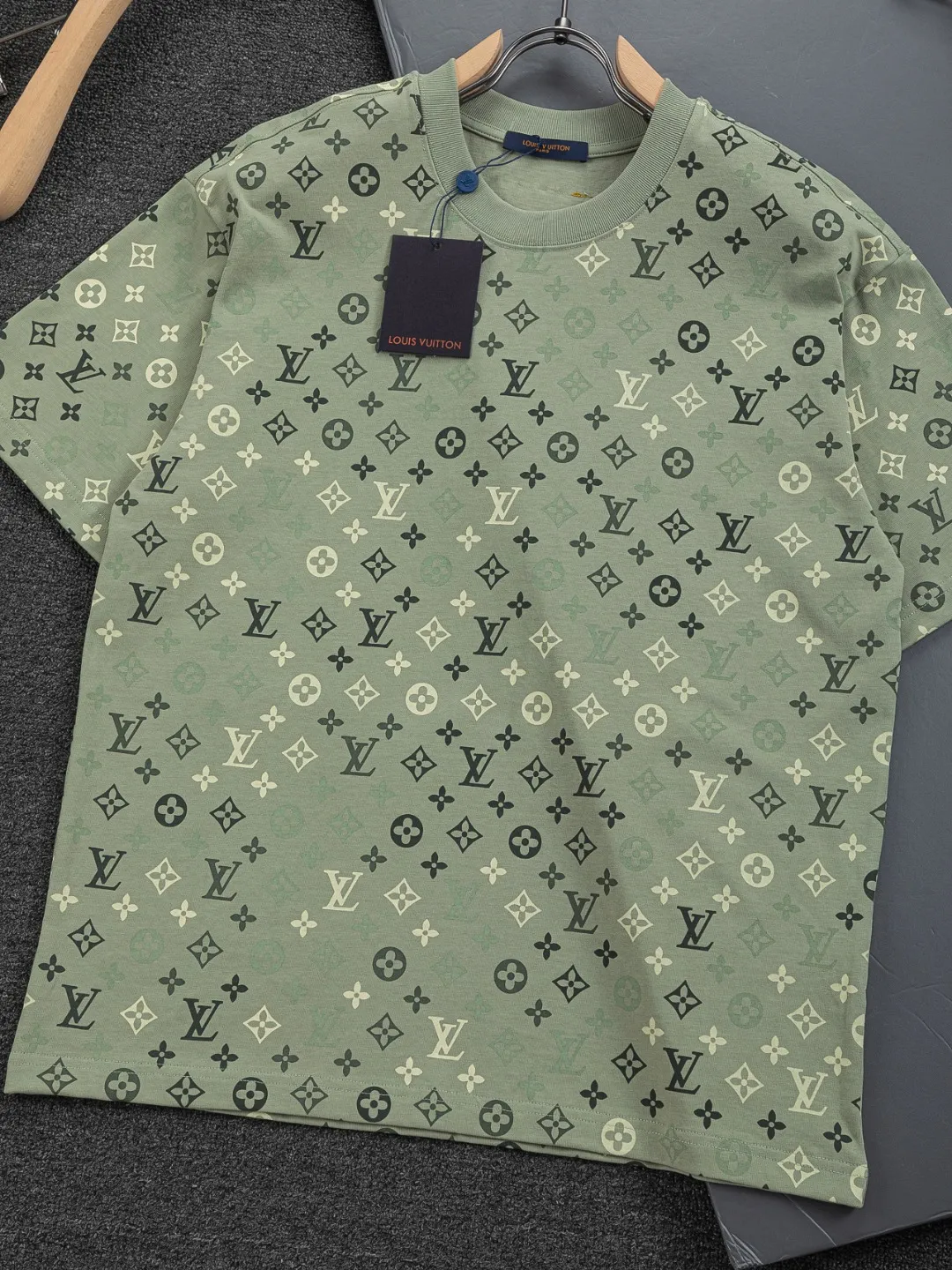 🅿️200 Louis Vuitton 1V LV lv slightly wide version S-XL LV 26ss new products are available at the counter simultaneously. Multiple craftsmanship. Chest patch letters 🪡 embroidery. Back patch letters four-leaf clover 🍀🪡 embroidery. Round neck short-sleeved T-shirt, same style for men and women! Consigned to one-to-one creation. Synchronized with the official website, pure cotton fabrics at the counter! It is close to the skin and comfortable, durable and easy to wear. It has a classic and simple logo design and meticulous original craftsmanship. Short-sleeves, a must-have item for men, do not appear to be the same for the general public, but must be unique and eye-catching. This LV short-sleeve is all about quality, comfort, the same shape and fashion as always, including fabrics and cutting techniques. All of them have been made with great effort! 320 grams of washed pure cotton fabric, pure cotton is breathable, very refreshing and comfortable for daily wear. The rib knitting on the neckline is smooth and tight, and the neckline will not be skewed if you toss it at will. The loose version, you will find that it looks really good on the upper body. The overall is minimalist and neat, super versatile for daily use! Pair it casually with a pair of pants for a youthful look. A T-shirt will make your outfit crazy. It is a fashionable item that can never go wrong! Color: Green Blue Purple Size: S-XL Size chart: S: Shoulder width 50-Bust 56-Length 70 M: Shoulder width 52-Bust 57-Length 72 L: Shoulder width 54-Bust 59-Length 74 XL: Shoulder width 56-Bust 62-Length 76